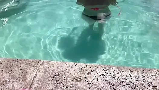Im Pool mit Bikini
