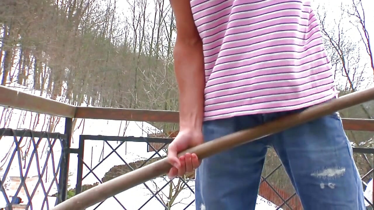 Urocza laska z naturalnymi cyckami ma szansę lizać piłkę, podczas gdy dwa dues jebanie