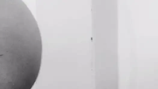 Junger mann bemerkt kamera nicht