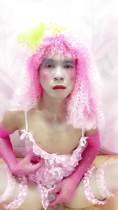 Oanh Le Transgender носи секси бельо и свири на синтезатор