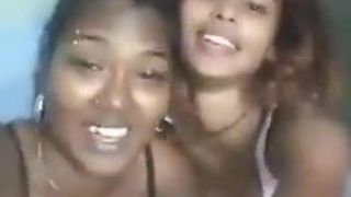 2 sexy chica negra haciendo selfiee.mp40b