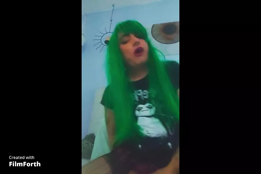 Ragazza punk tatuata, gioca con il suo cazzo fino a quando non arriva la sborra