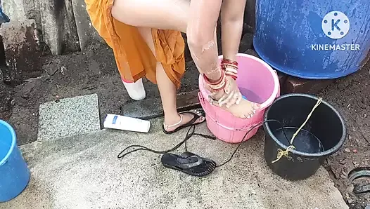 Anita Yadav купается на улице с горячими сиськами