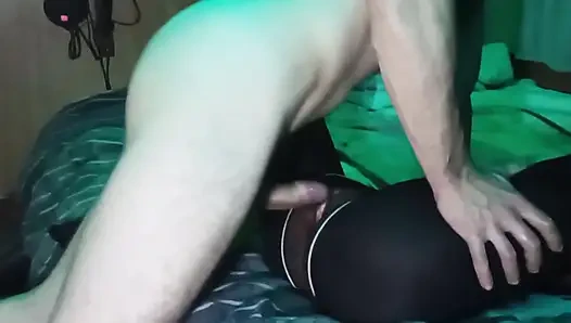 Schönes schwarzes mädchen, enge muschi gegen großen weißen schwanz, titten und kitzler gerieben, fingern, hände gefesselt und mit verbundenen augen