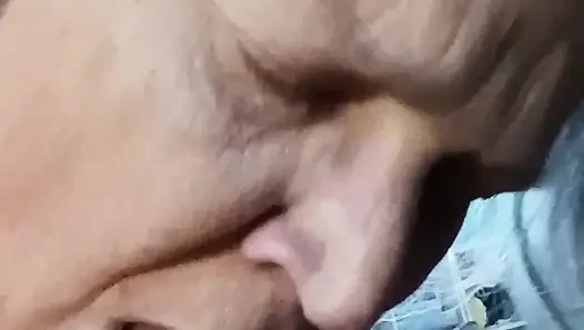Bu adama sakso çekmemi izle! Ateşli orta yaşlı seksi kadın sakso çekiyor!