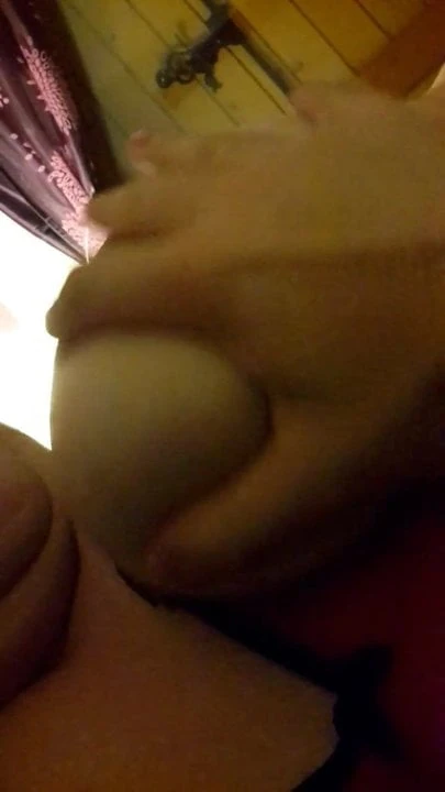 Mon homme joue avec mon sein