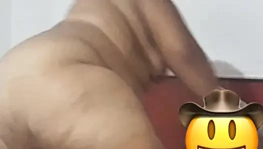 Büyük beden bir kadın, onu arkadan çok sert siken siyah bir adam tarafından sert sikiliyor.