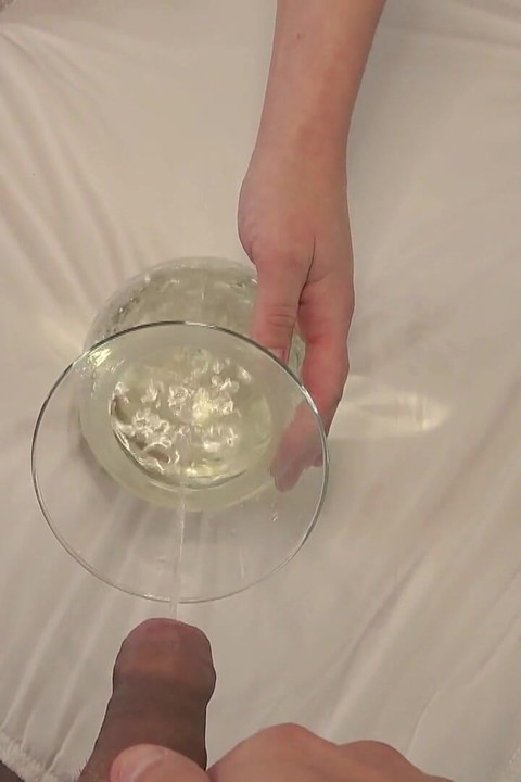 蕩婦尿液收集了她和我的尿液，並用它洗了個澡。 用它洗頭。 玩假陽具。
