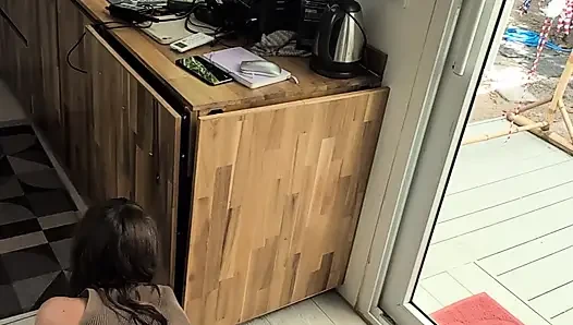 Azgın güzel sevimli genç kız yukarıdan dildo ve sakso ile mastürbasyon yapıyor
