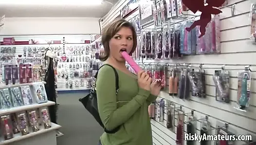 Hot amateur loves playing with her pink dildo