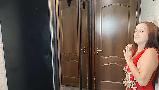 Я Лизнул Зрелую MILF И Трахал Её В Коридоре!