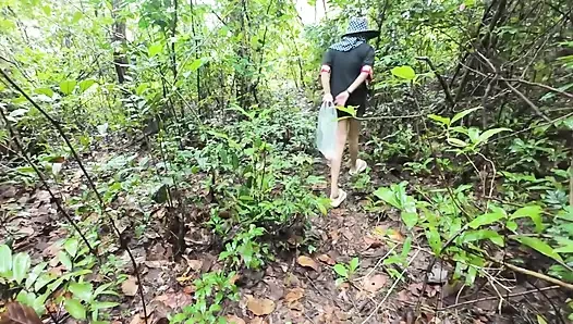 Thailändisches Mädchen läuft entlang der Field Road auf dem Land Thai Outdoor Public