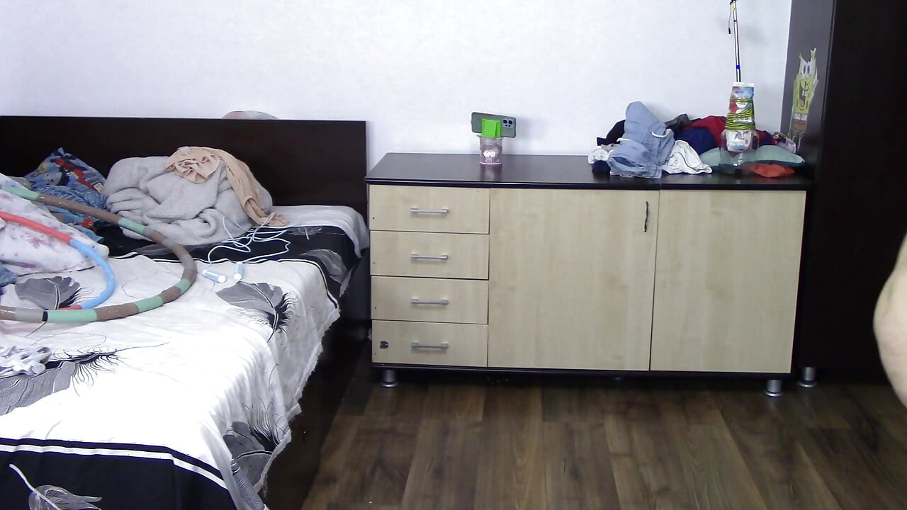 Sexy ehefrau trainiert zu hause nackt.