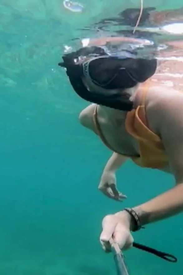 Schnorchel-Schlampe: Engs Bikini, Tauchmaske & Unterwasser-Flossen-Tease