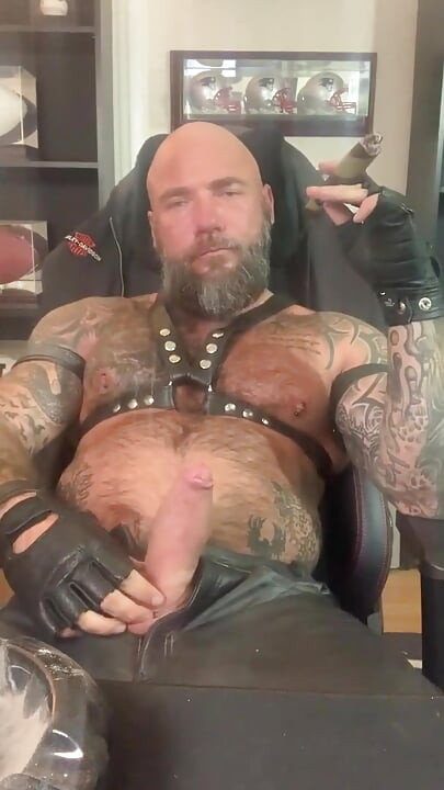 Kouření doutníku v kůži!