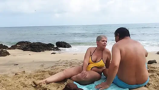Gerçek olgun çiftiz, neredeyse sahilde keşfediliyoruz