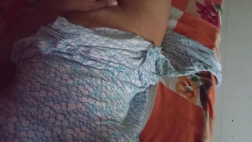 Piękny domowy solo wideo naturalne prawdziwe uczucie w prywatnym stylu miękki nastrój pełny pewność ciała niezależny solo