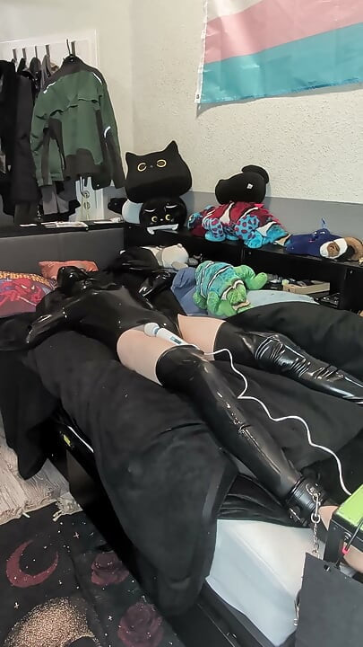 bondage de látex con vibrador