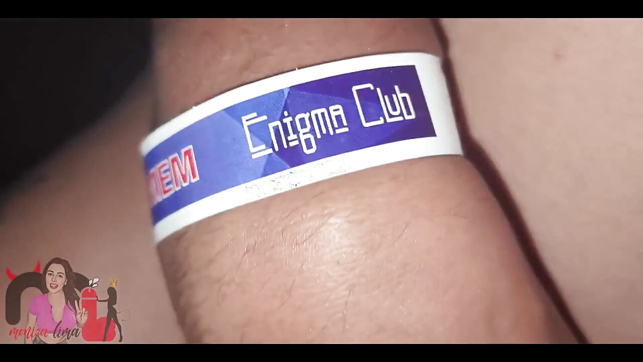 Gavat kocamın izlemesi ve mastürbasyon yapmanın tadını çıkarmesi için duvar deliğinde bir yarağa bayılıyorum!