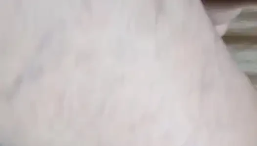 Das pummelige Mädchen hart antreiben