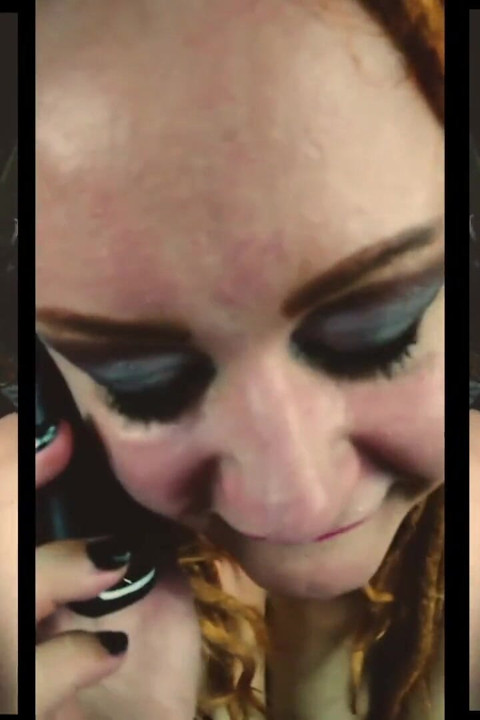 Hablando con su novio por teléfono mientras ella chupa a su lindo amigo