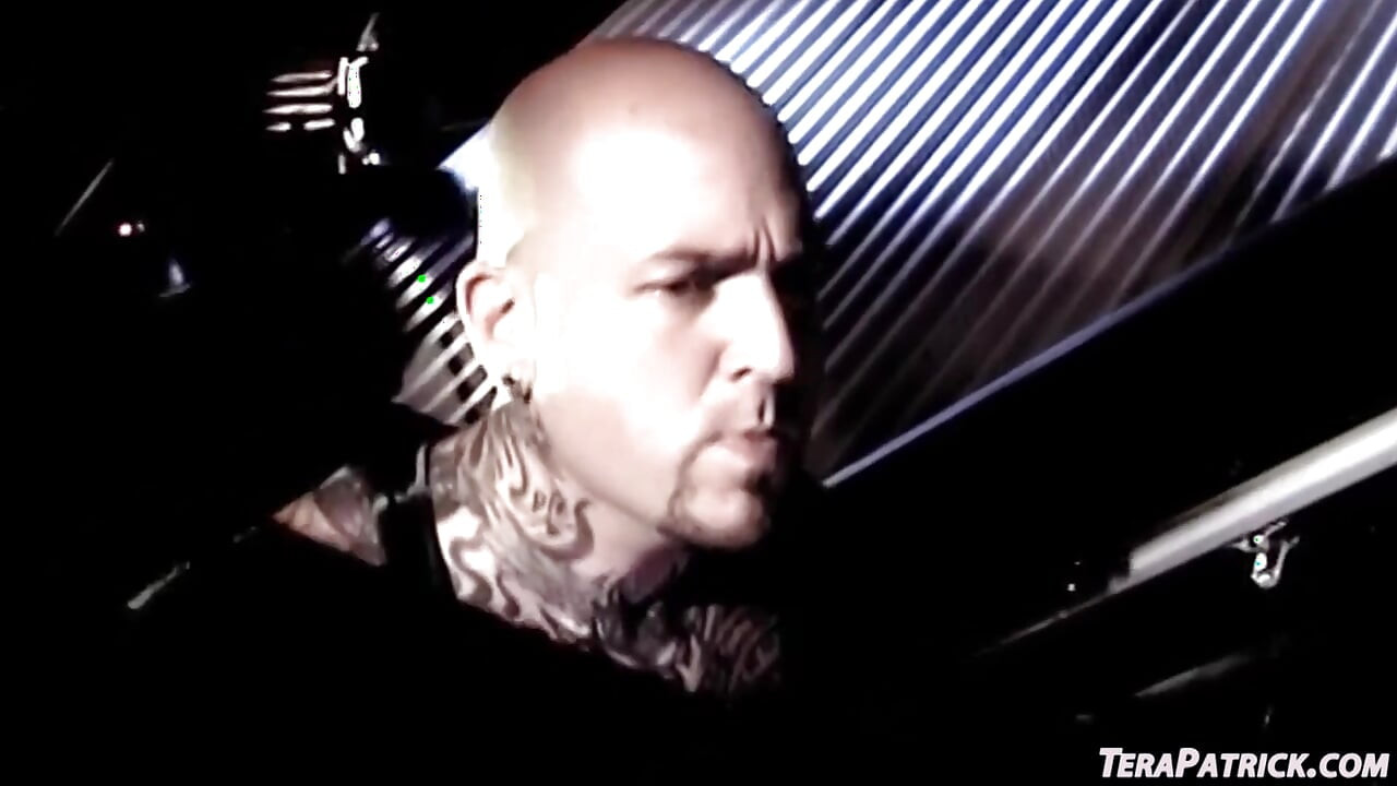 Ariana Jollee, Tiffany Taylor e Mia Beck são a liderança neste gangbang com anal e tratamentos faciais