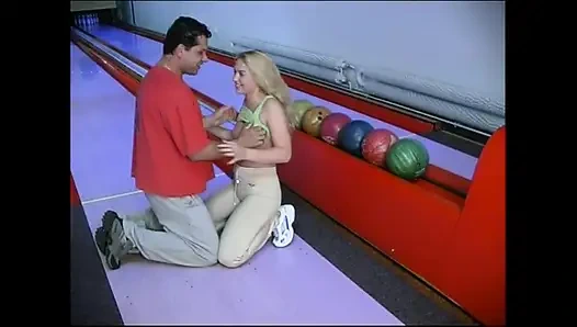 Sarışın genç sürtük kıllı amcık sert sikişiyor