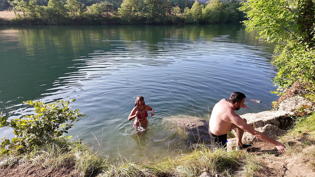 Couple en camping sauvage - levrette et nettoyage de sperme