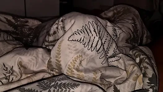 Bakire üvey erkek kardeşimle bir yatağı paylaşmam iyi bir fikir değil, sonunda yorganın altında sert yarağıyla oynuyorum ve üzerine sürtünüyorum