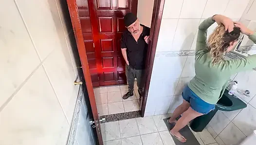 Seorang kerabat menggosok terhadap keponakan tirinya di kamar mandi.