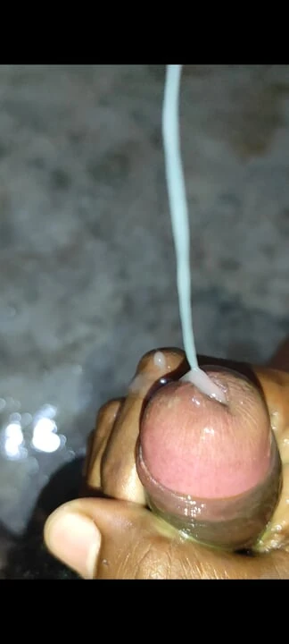 Giving oil massage to cock and masturbating 💦