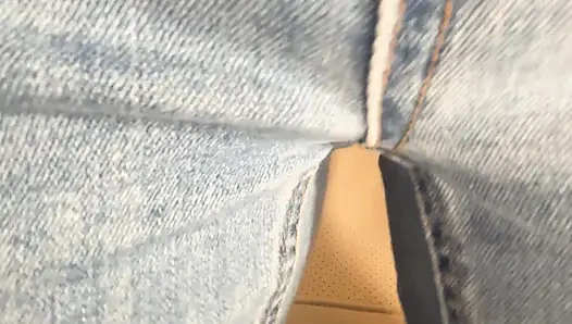 Pov - cewek hot rambut cokelat lagi asik ngusap itilnya yang becek di kursi