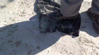 Kruszenie mokrej gleby na czarnej spódnicy i praniu