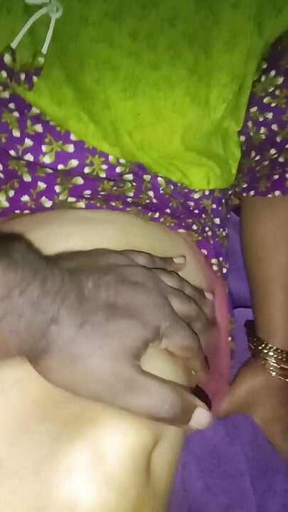 a dit que sa jambe me fait mal, alors je l’ai laissé aller et puis elle écarte sa chatte et puis elle m’a séduit en parlant sexy.