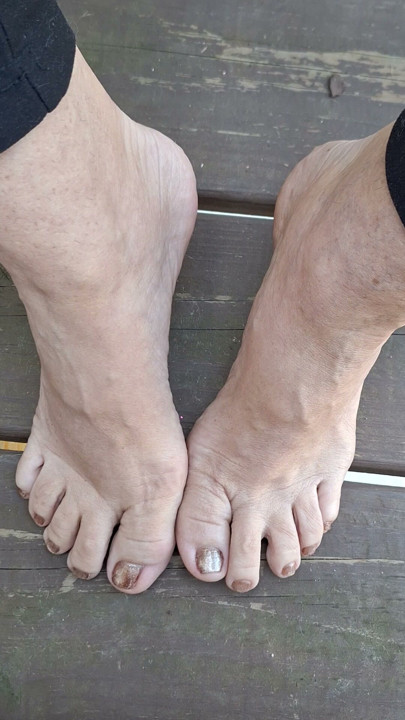 Neighbors' cute little pedicured toes