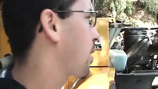 İnek büyük memeli esmer otobüs şoförünü sikiyor