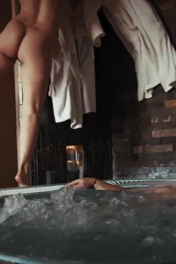 Kaunis kiimainen milf, jota muukalainen nussii porealtaassa vintage aamateur
