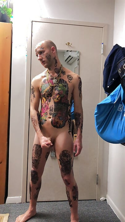 Tatted Twink αυνανισμός σόλο