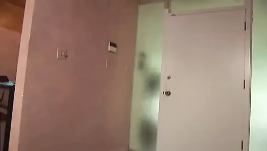 Сцена мокрых шлюшек -2_Brunette милфа с большой задницей и большими сиськами обожает трахать ее мохнатую киску