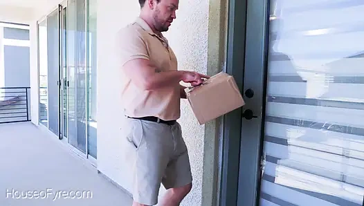 Houseofyre- dee williams ding dong'daki kuryeyle aldatıyor