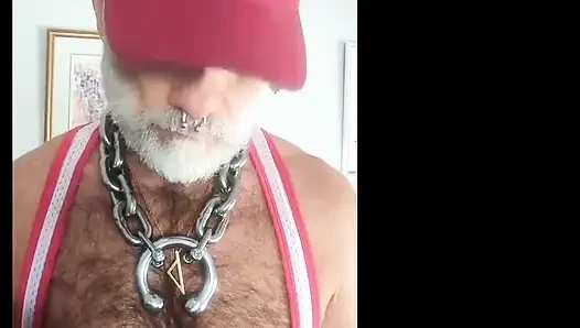 Üvey baba garını aydınlatıyor