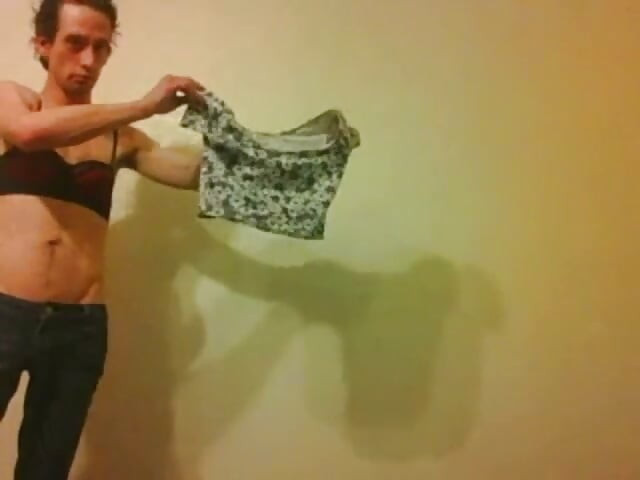 Transgirl zkouší oblečení, které už nevlastním (bez zvuku / bez zvuku)