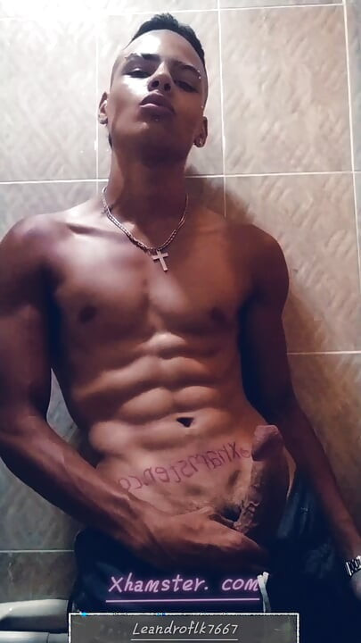 Chico de 18 años masturbándose, polla gruesa