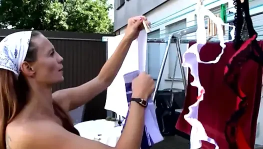 Немецкая пара трахается на заднем дворе в любительском видео