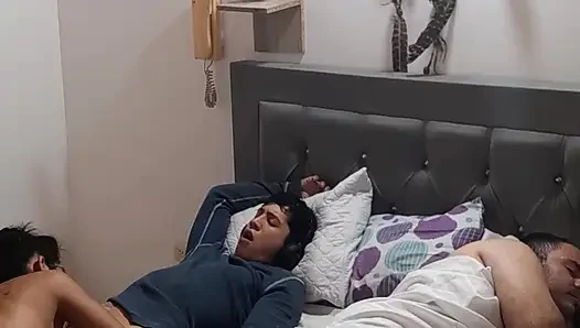 Ich ficke den freund meines freundes und bitte ihn, mich einzudringen