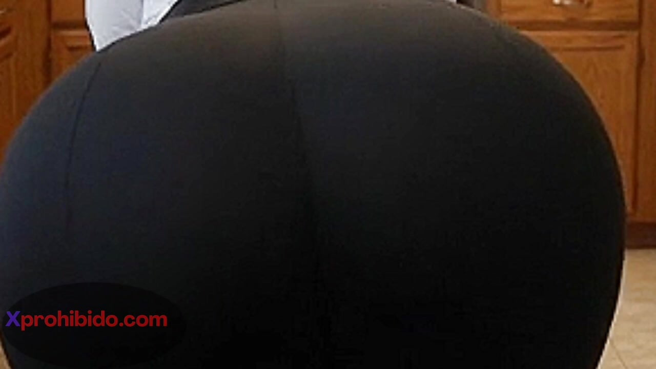 Gadis mungil dengan pantat bahenol lagi asik goyangin kontol di kamar tidur
