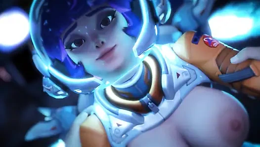 Космическая девушка прижала тебя к стене!