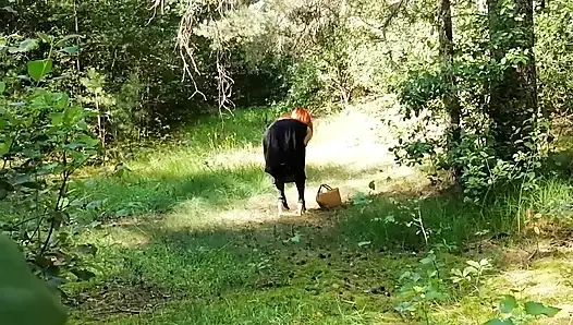 Mergokin cewek nakal ini di hutan dan crot di mulutnya!