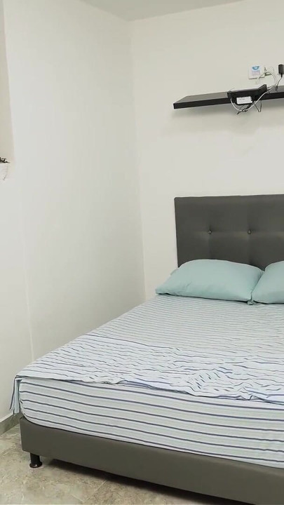 Natuklasan ko ang magandang kapitbahay ko na may perpektong kurba habang nagbibihis at natapos ko siya | Clip 1