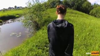 Geweldige vrouw op de rivier